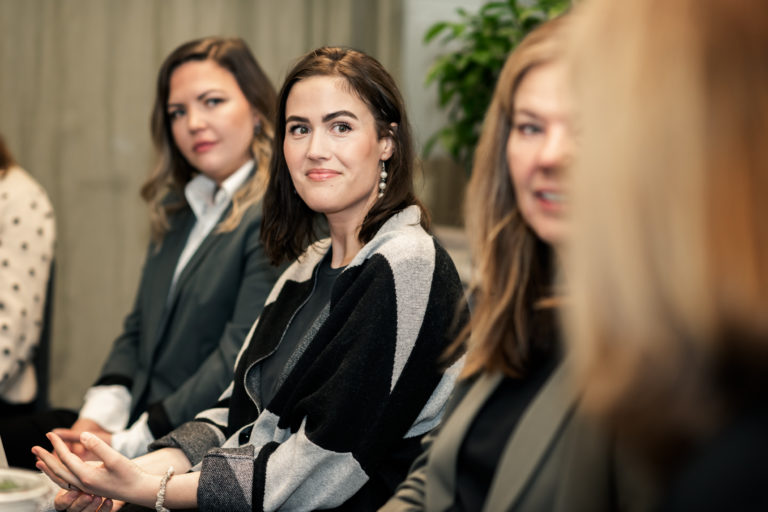 Emma Svensson och i bakgrunden syns även Frida Jädersten. Intenco HR-konsulter. Interim HR. HR-rekrytering.
